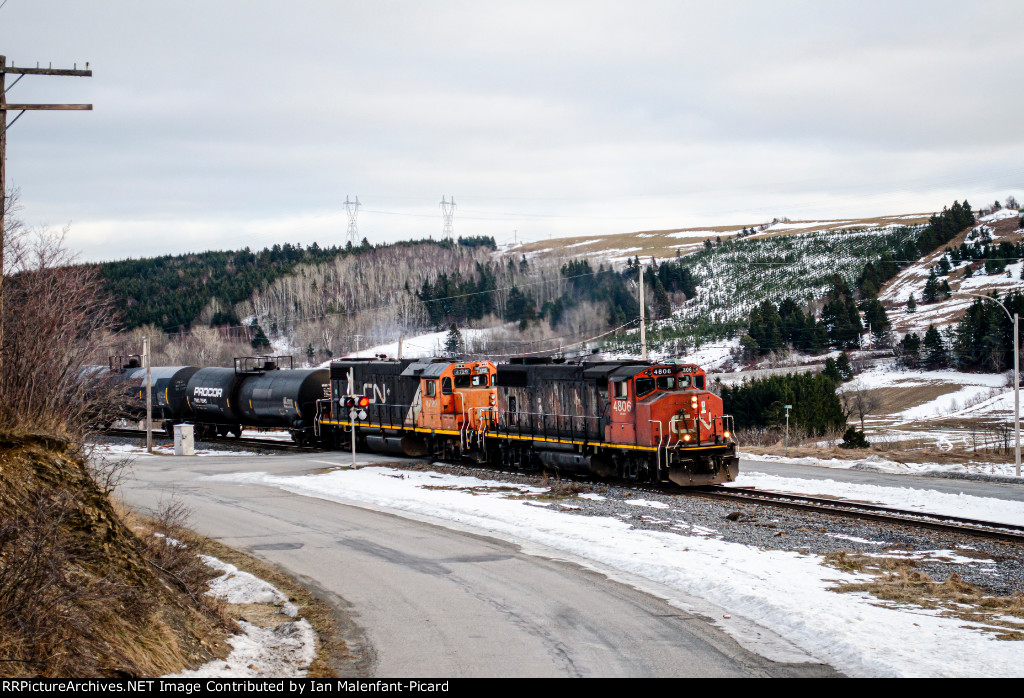 CN 4806 leads 559 at Saint-Fabien station